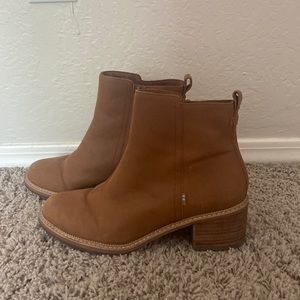 Women’s tan TOMS boots